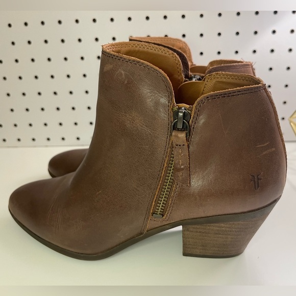 Frye Judith Double Zip Leather Ankle Boots Size 8.5 in Wheat - Picture 7 of 16